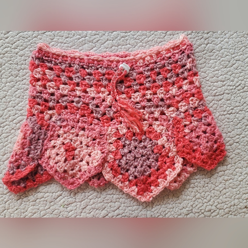 Size small handmade crochet skirt / cover up. Waist 24 inches length 12 inches.